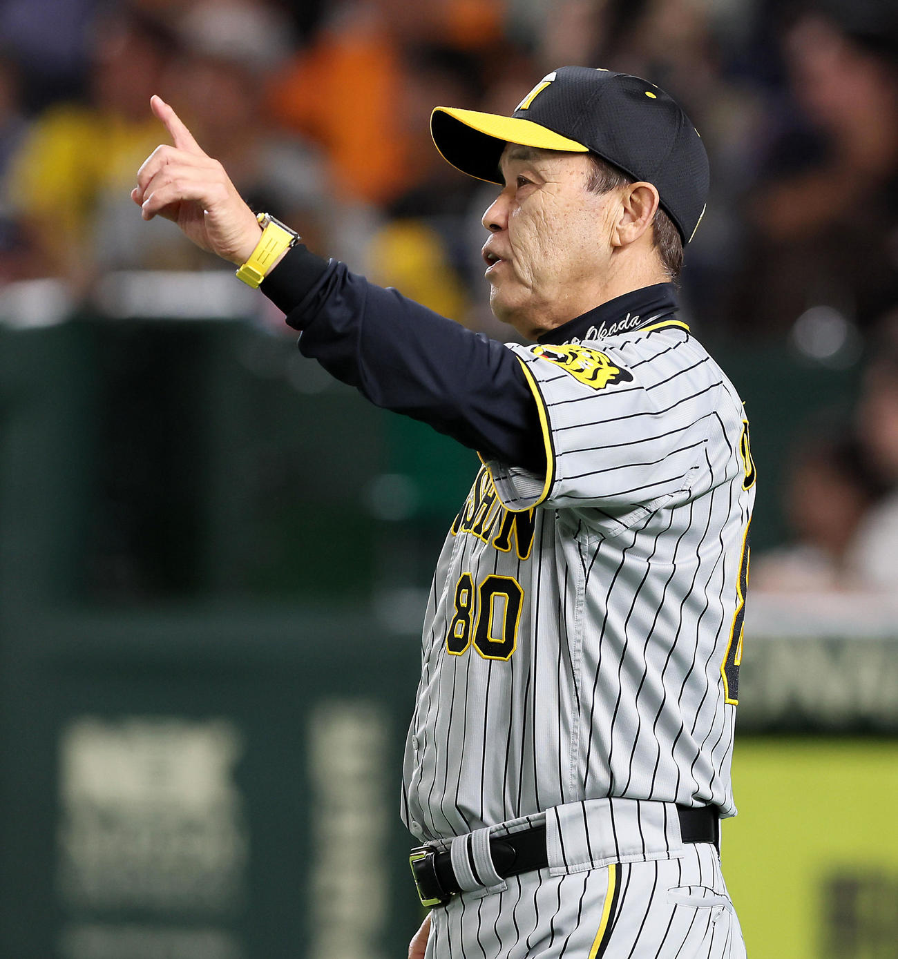巨人対阪神　8回表を終え選手交代を告げる岡田監督（撮影・加藤哉）