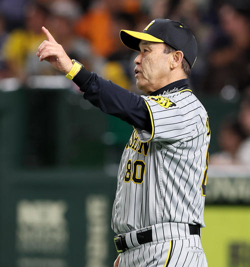 巨人対阪神　8回表を終え選手交代を告げる岡田監督（撮影・加藤哉）