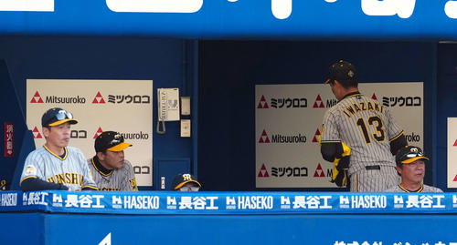 DeNA対阪神　8回裏、DeNA筒香嘉智に勝ち越し弾を浴びマウンドを降りた阪神岩崎。左から2人目を岡田監督（撮影・たえ見朱実）