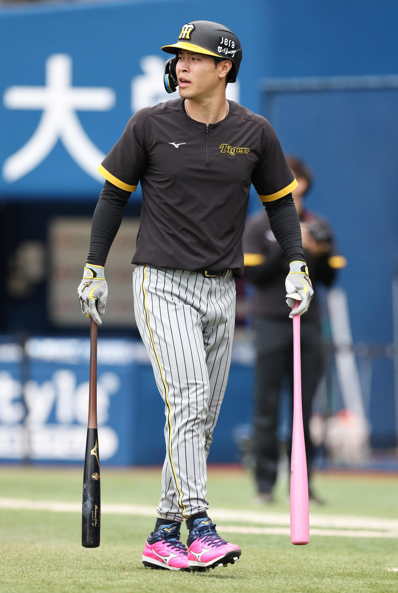 DeNA対阪神　「母の日」仕様で試合前練習に臨む阪神佐藤輝（撮影・前田充）