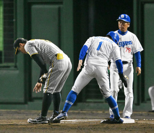 中日対阪神　8回裏中日無死二塁、田中の捕前バントの送球を受けた佐藤輝が落球する。走者岡林（撮影・前岡正明）