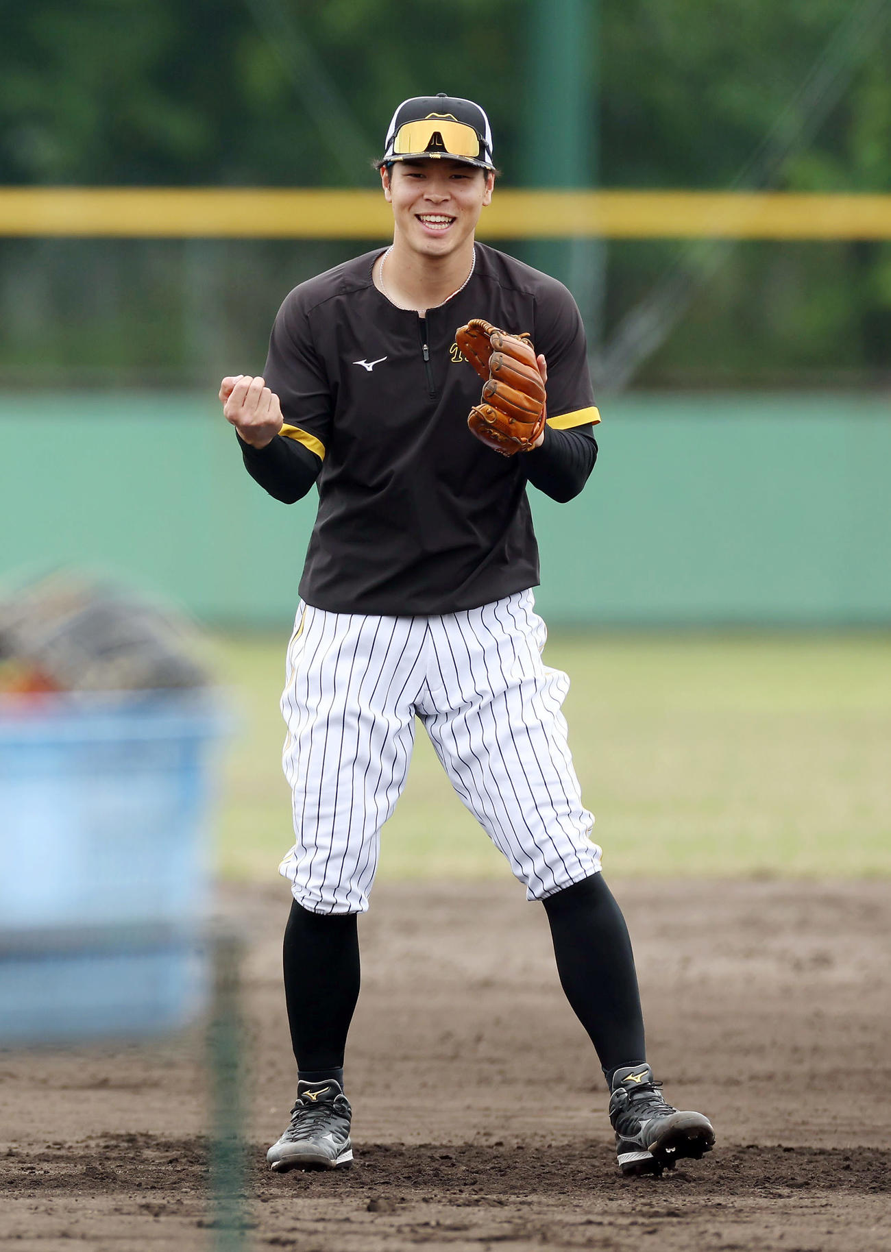 ノックの合間に笑顔を見せる阪神佐藤輝（撮影・前田充）