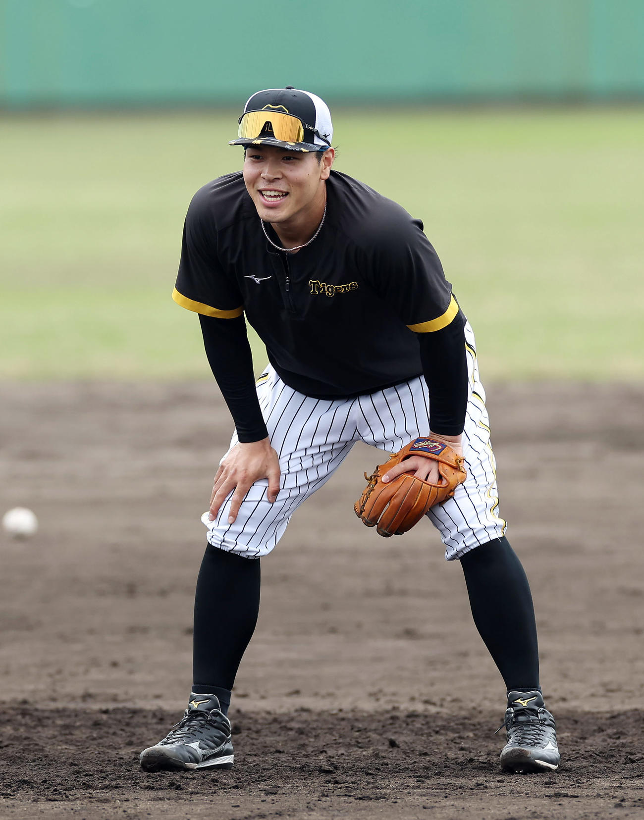 ノックの合間に笑顔を見せる阪神佐藤輝（撮影・前田充）