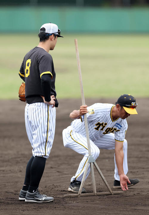 2軍に降格し、阪神田中コーチ（右）から指導を受ける佐藤輝（撮影・前田充）