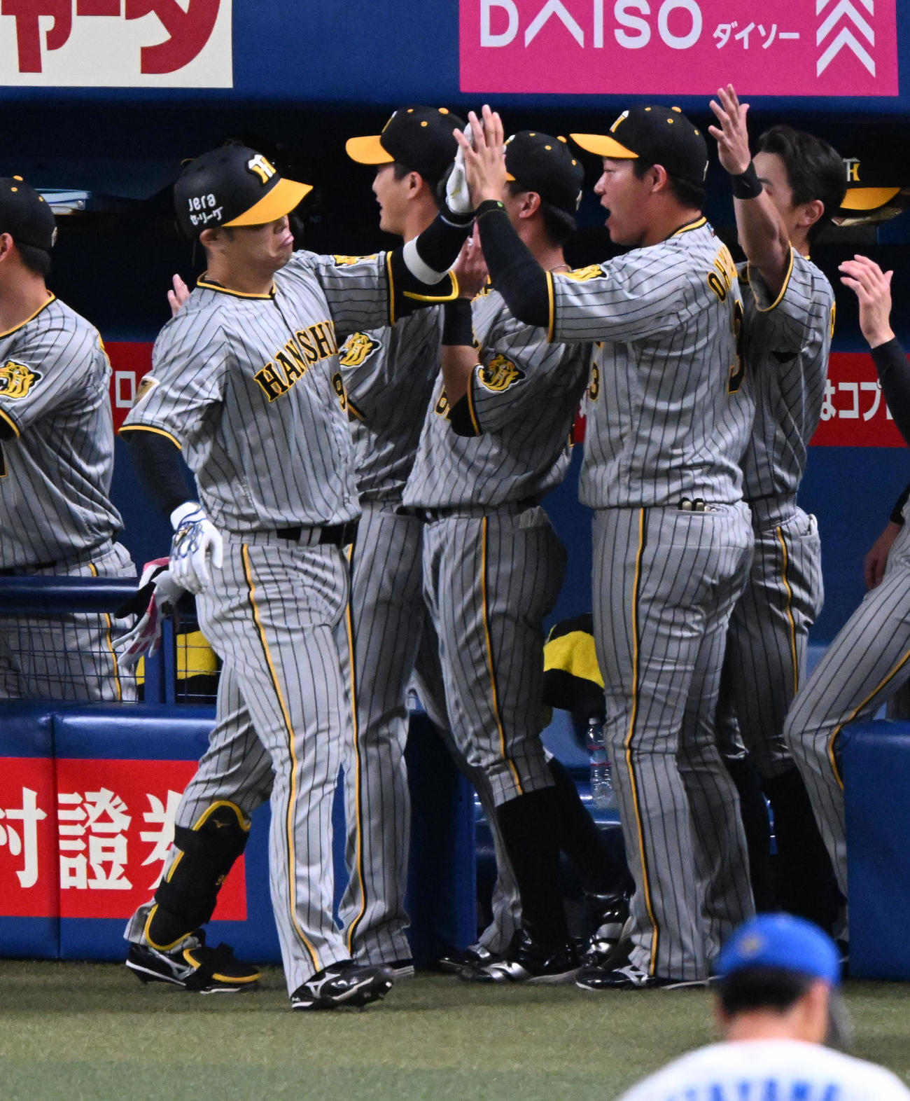中日対阪神　6回表阪神1死一、二塁、左越え3点本塁打を放った原口（左）を迎える大山（撮影・前岡正明）