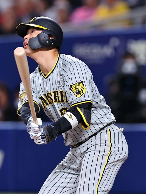 阪神対中日　6回表阪神1死一、二塁、原口は左越え3点本塁打を放つ（撮影・上田博志）