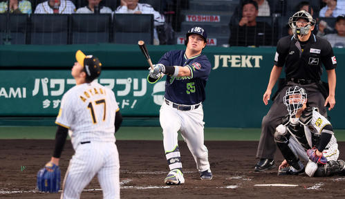 阪神対ヤクルト　3回表ヤクルト2死一、二塁、村上は右越え3点本塁打を放つ。投手は青柳（撮影・加藤哉）