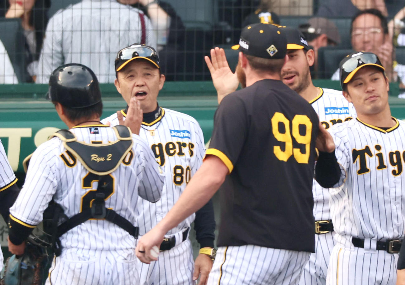 阪神対ヤクルト　ヤクルトに勝利し梅野（左）、ビーズリー（右）らナインを迎える岡田監督（撮影・加藤哉）