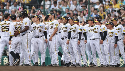 阪神対ヤクルト　ヤクルトに勝利しタッチを交わす岡田監督（中央）ら阪神の選手たち（撮影・前田充）
