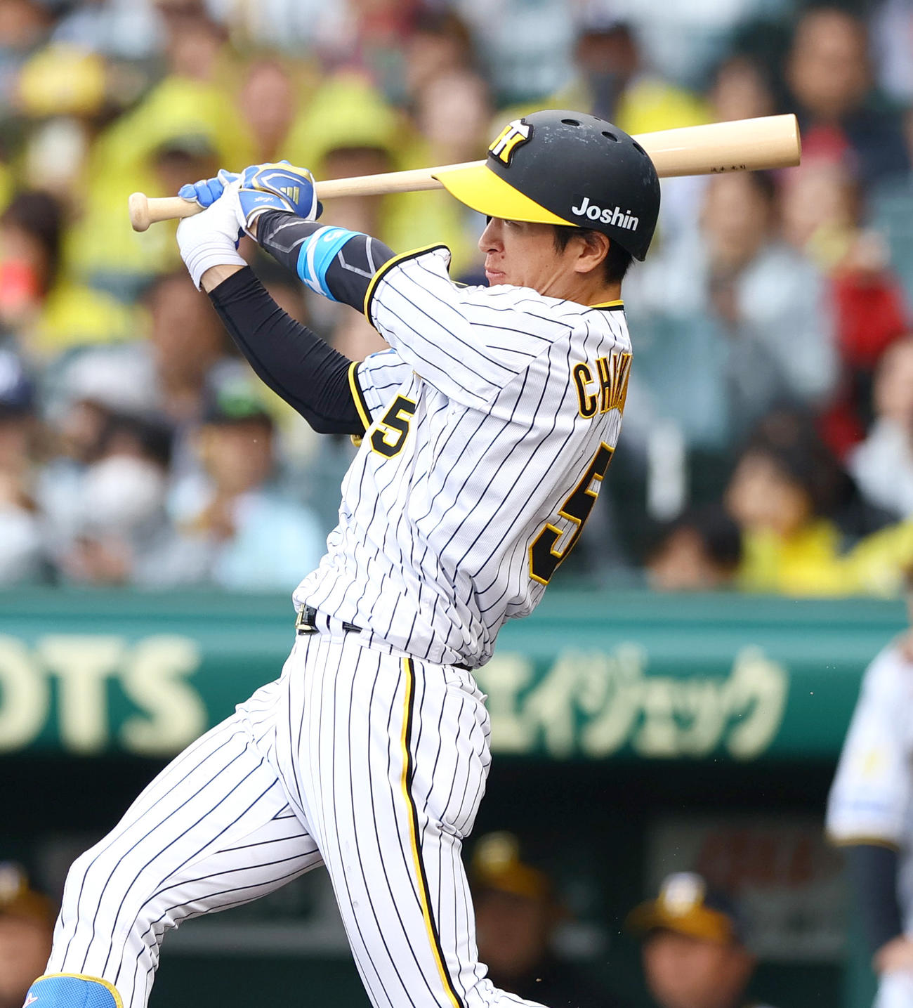 阪神対ヤクルト　4回裏阪神無死満塁、近本は右前適時打を放つ（撮影・上山淳一）