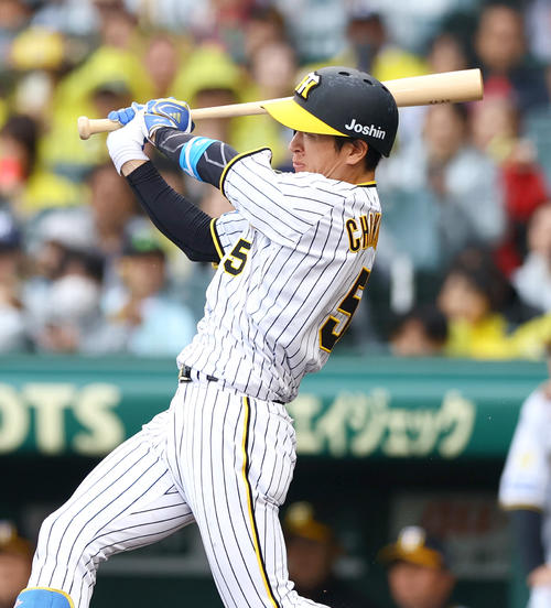阪神対ヤクルト　4回裏阪神無死満塁、近本は右前適時打を放つ（撮影・上山淳一）