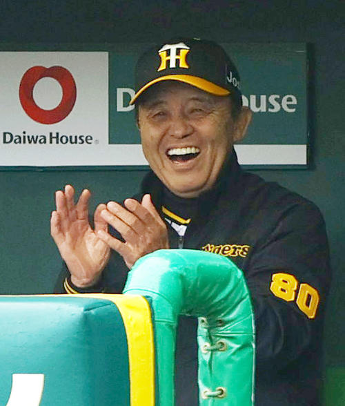 阪神対ヤクルト　4回裏阪神無死満塁、才木が押し出し四球を選び喜ぶ岡田監督。右は水口打撃コーチ（撮影・上山淳一）