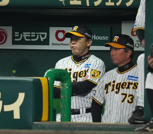 阪神対巨人　厳しい表情で試合を見守る阪神岡田監督（左）（撮影・菅敏）