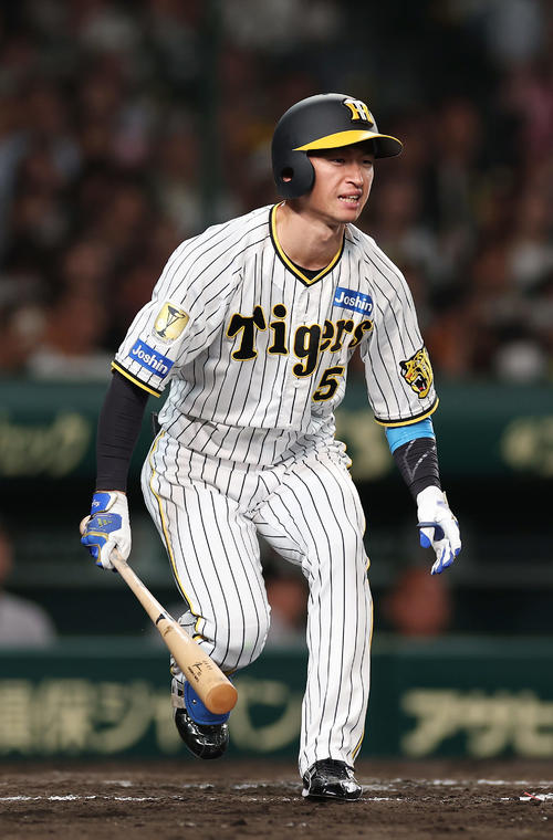 阪神対巨人　9回裏阪神1死二塁、一直に倒れる近本（撮影・前田充）