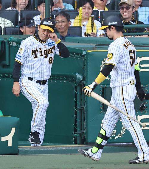 阪神対巨人　岡田監督（左）は選手交代を告げにベンチを出る。右は中野（撮影・上田博志）
