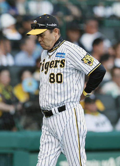 阪神対巨人　10回表巨人1死一、三塁、勝ち越しを許した岩崎に交代を告げ、厳しい表情でベンチへ戻る岡田監督（撮影・前田充）