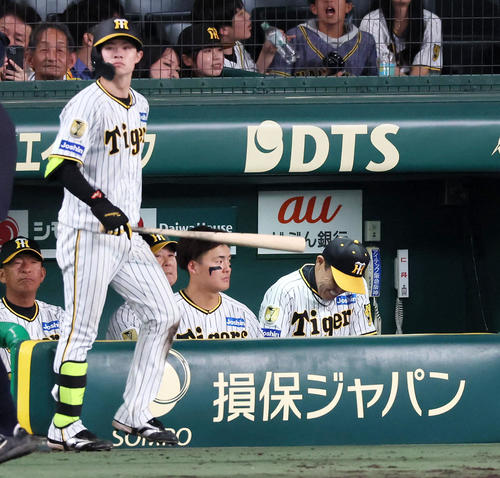 阪神対日本ハム　8回裏阪神無死一、二塁、代打島田が初球を打って二ゴロ併殺に終わりベンチの中でうつむく岡田監督（撮影・加藤