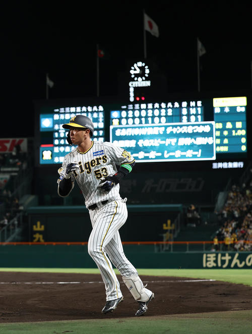 阪神対日本ハム　8回裏阪神無死一、二塁、二ゴロ併殺に倒れた島田（撮影・前田充）
