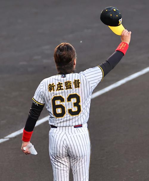 阪神対日本ハム　メンバー表の最終確認に阪神のユニホーム姿で登場し、歓声に応える日本ハム新庄監督（撮影・上田博志）