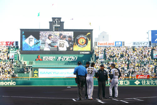 阪神対日本ハム　試合前のメンバー表最終確認で日本ハム新庄監督（左から3人目）は阪神のユニホームを着て登場する。右は阪神岡田監督（撮影・上山淳一）