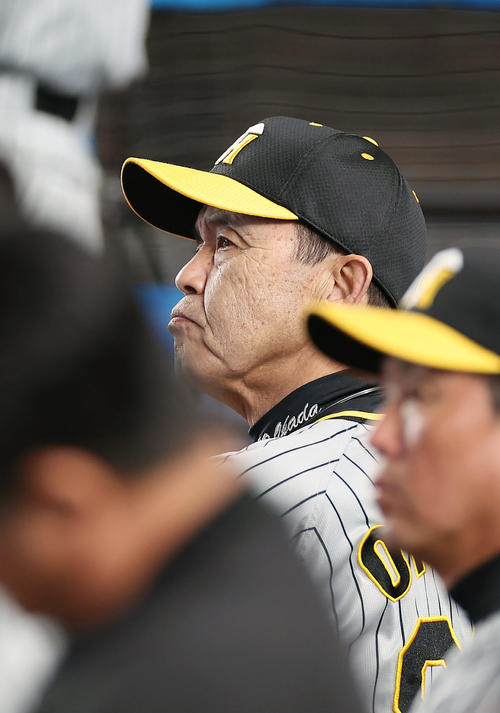 ロッテ対阪神　9回裏、同点に追いつかれベンチで厳しい表情を見せる阪神岡田監督（撮影・前田充）
