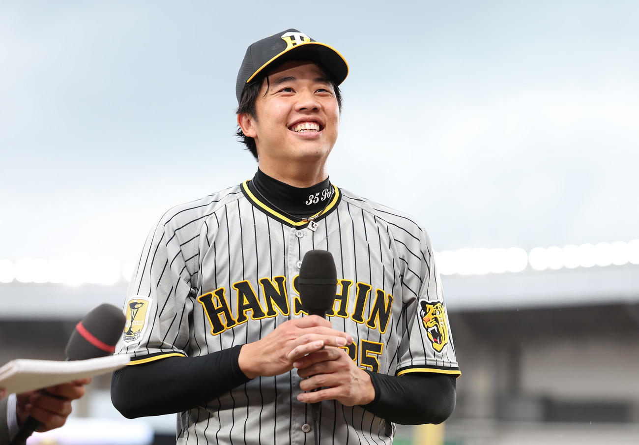 ロッテ対阪神　完封勝利を挙げ、ヒーローインタビューで笑顔を見せる阪神才木（撮影・前田充）