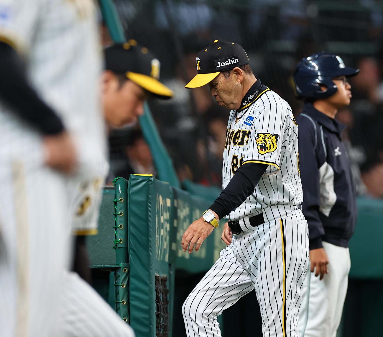 阪神対楽天　ゲラに交代を出しベンチに引き揚げる岡田監督（撮影・上田博志）
