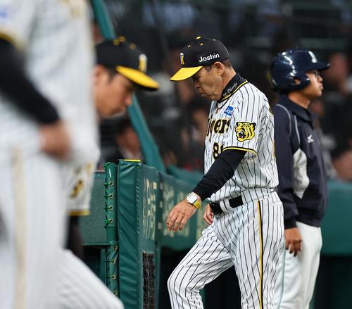 阪神対楽天　ゲラに交代を出しベンチに引き揚げる岡田監督（撮影・上田博志）