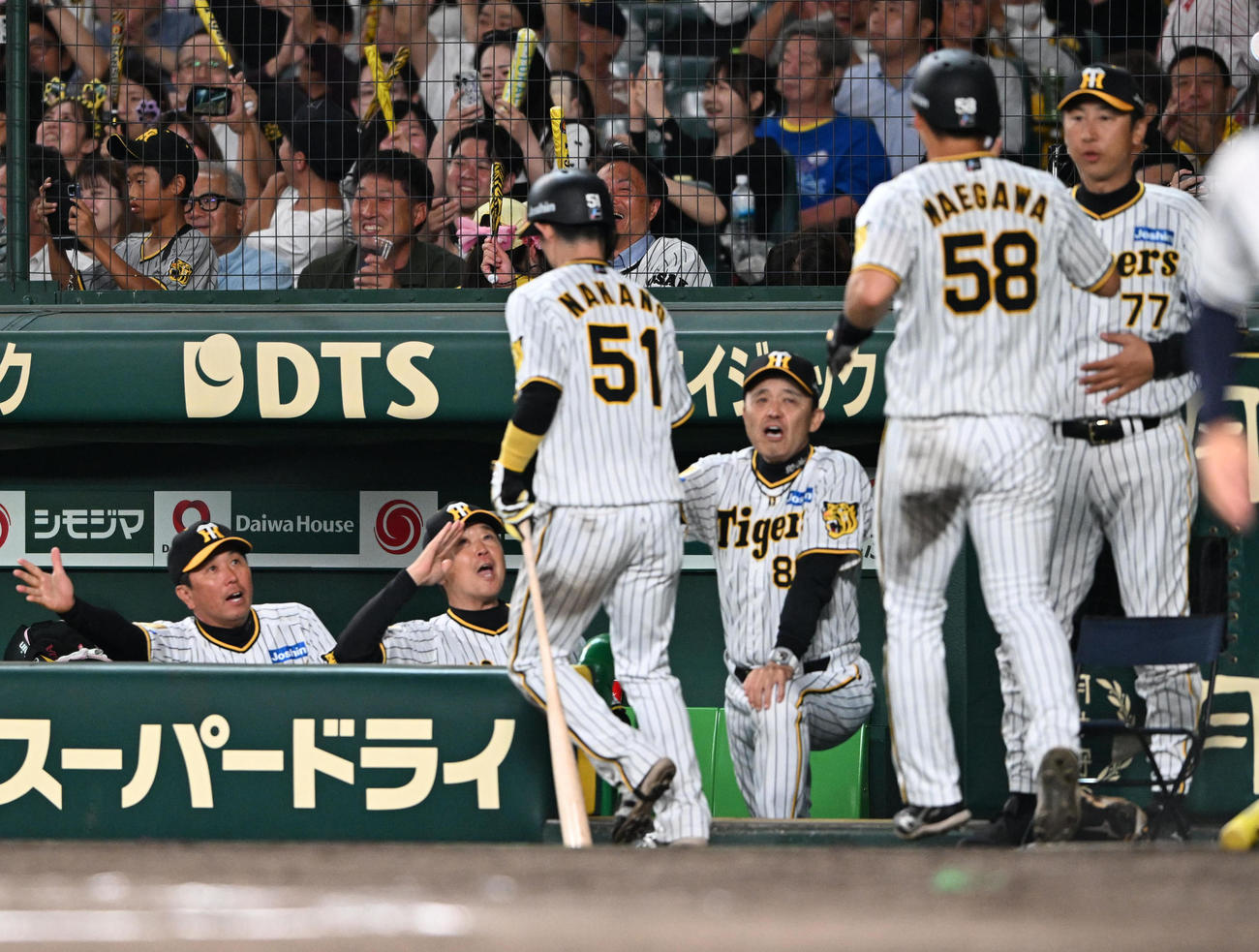 阪神対西武　6回裏阪神2死二、三塁、近本の適時三塁打で生還した中野と前川を迎える岡田監督（撮影・和賀正仁）