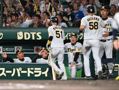 阪神対西武　6回裏阪神2死二、三塁、近本の適時三塁打で生還した中野と前川を迎える岡田監督（撮影・和賀正仁）