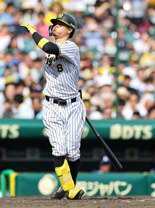 阪神対西武　5回裏阪神2死一、二塁、佐藤輝は三振に倒れる（撮影・上田博志）