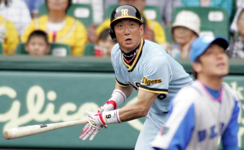 2006年6月10日、セ・パ交流戦　阪神対西武5回戦　5回裏阪神無死、中越え本塁打を放つ金本知憲