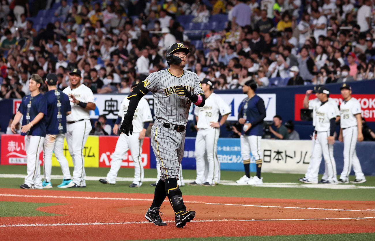 オリックス対阪神　9回表阪神2死一、二塁、佐藤輝は一ゴロに倒れベンチへ引き揚げる（撮影・加藤哉）