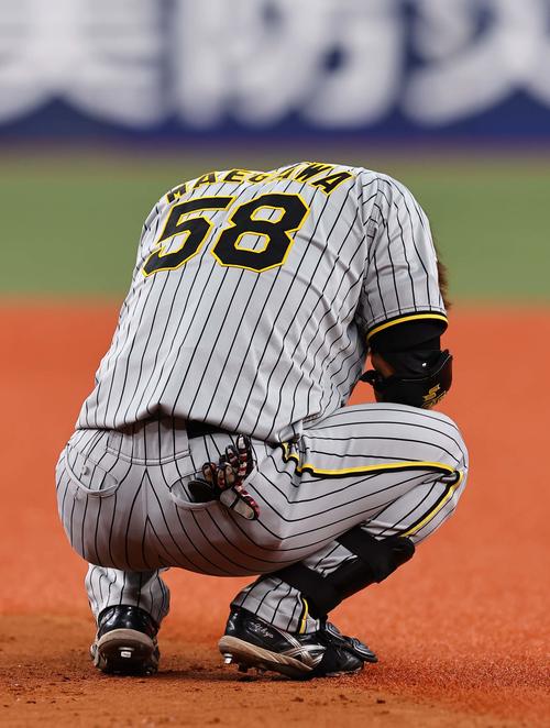 オリックス対阪神　8回表阪神2死二塁、右飛に倒れグラウンドに座り込む前川（撮影・上田博志）