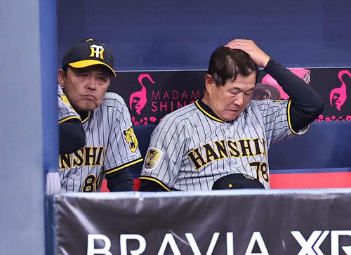 オリックス対阪神　岡田監督（左）はベンチで戦況を見守る。右は平田ヘッドコーチ（撮影・上田博志）