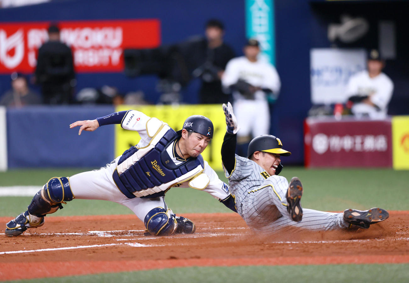 オリックス対阪神　4回表阪神1死二、三塁、三走原口は梅野の遊野選で生還する。捕手若月（撮影・上山淳一）