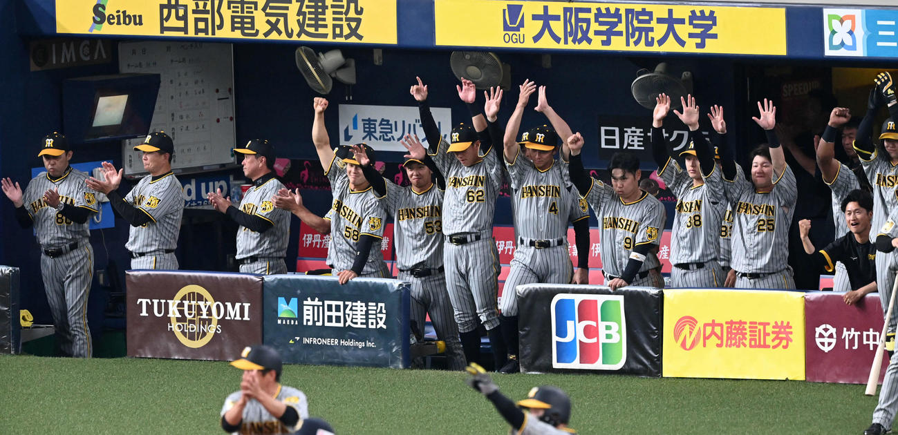 オリックス対阪神　4回表阪神1死一、三塁、木浪の右適時二塁打に喜ぶ岡田監督（左）ら阪神ナイン（撮影・前岡正明）