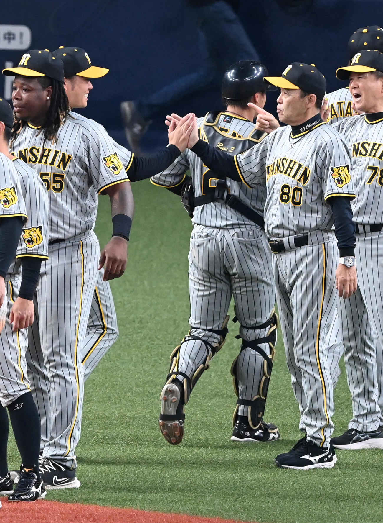 オリックス対阪神　完封勝利の西勇（左）を迎える岡田監督（撮影・前岡正明）