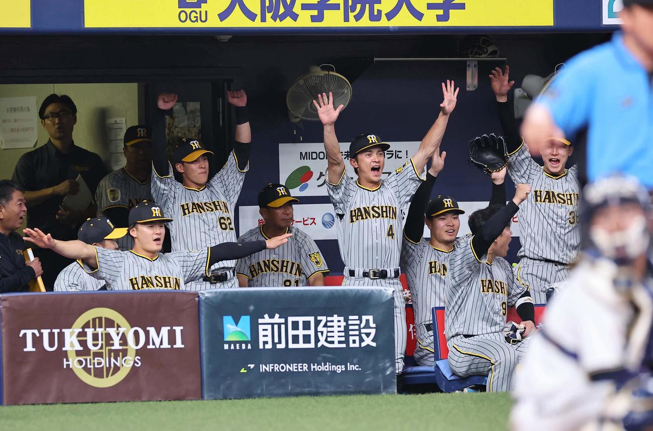 オリックス対阪神　4回表阪神1死二、三塁、リクエストで原口文仁のセーフの判定は変わらずバンザイして喜ぶ阪神ナイン（撮影・上田博志）