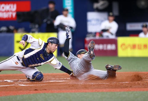 オリックス対阪神　4回表阪神1死二、三塁、三走原口は梅野の遊野選で生還する。捕手若月（撮影・上山淳一）