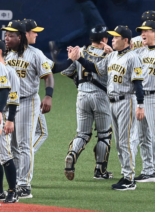 オリックス対阪神　完封勝利の西勇（左）を迎える岡田監督（撮影・前岡正明）