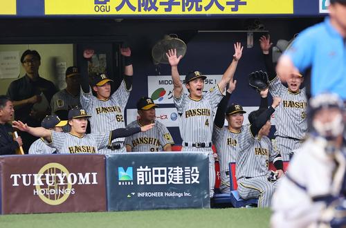 オリックス対阪神　4回表阪神1死二、三塁、リクエストで原口文仁のセーフの判定は変わらずバンザイして喜ぶ阪神ナイン（撮影・上田博志）