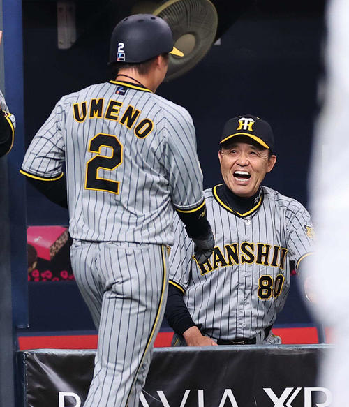 オリックス対阪神　4回表阪神1死二、三塁、森下の2点適時二塁打で生還した梅野を笑顔で迎える岡田監督（撮影・上田博志）