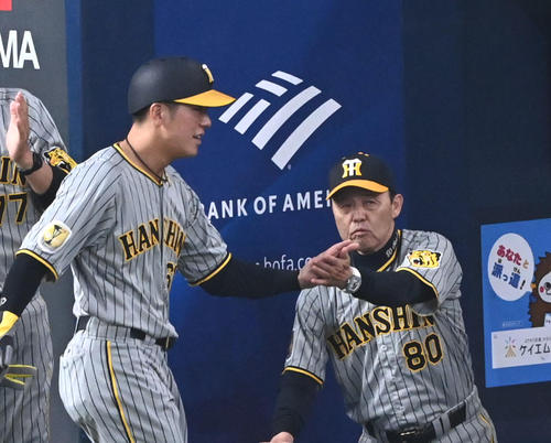 オリックス対阪神　4回表阪神1死一、三塁、木浪の右適時二塁打で生還した豊田（左）を迎える岡田監督（撮影・前岡正明）