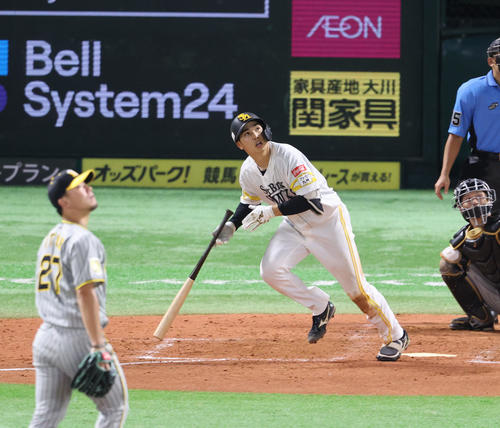 ソフトバンク対阪神　5回裏ソフトバンク2死二塁、広瀬は左越えに先制2点本塁打を放つ（撮影・梅根麻紀）