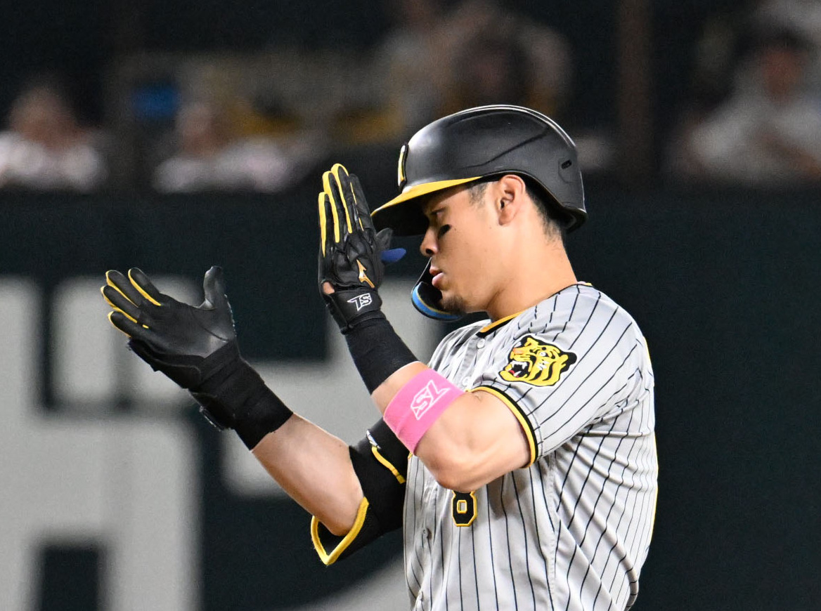 ソフトバンク対阪神　6回表阪神1死一塁、右翼線二塁打を放った佐藤輝（撮影・林敢治）