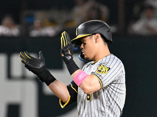 ソフトバンク対阪神 6回表阪神1死一塁、右翼線二塁打を放った佐藤輝(撮影・林敢治)