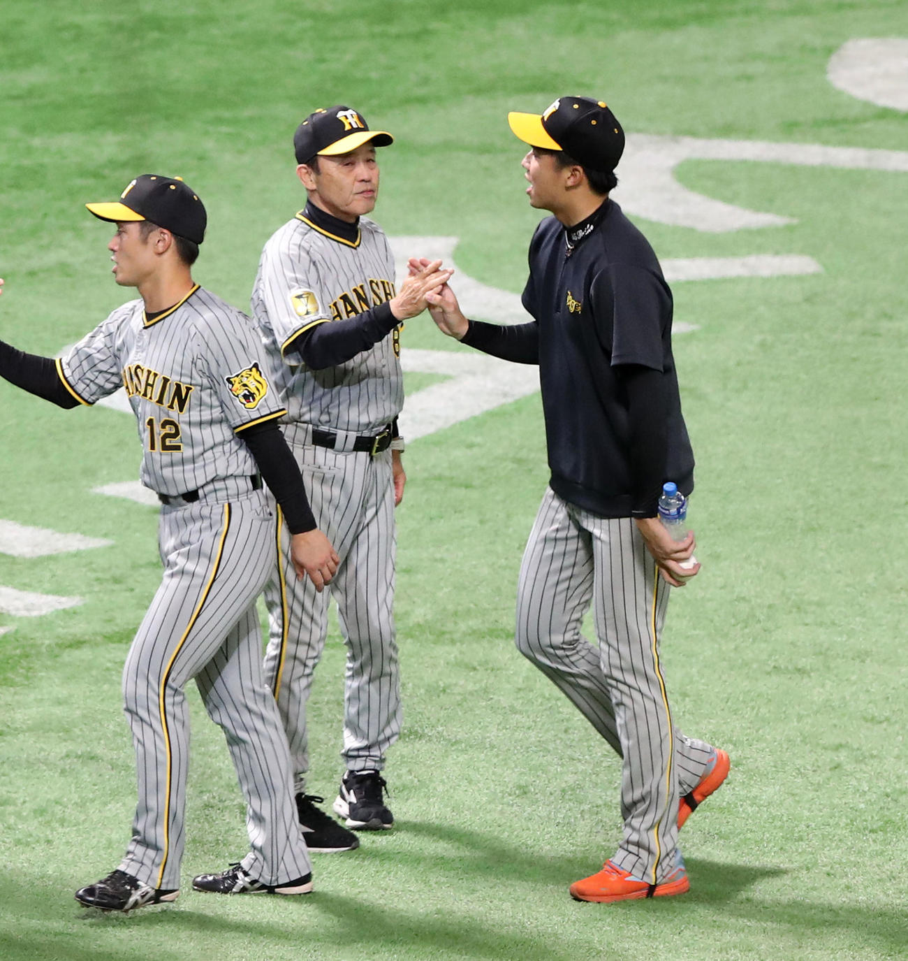 ソフトバンク対阪神　ソフトバンクに勝利しタッチをかわす岡田監督（左）と才木（撮影・鬼束羽瑠菜）