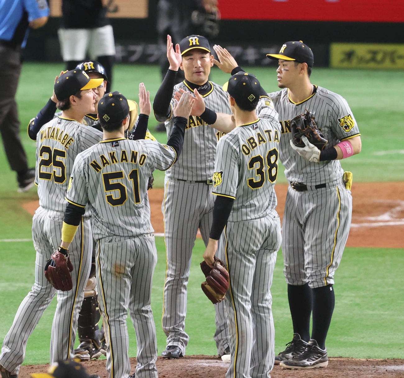 ソフトバンク対阪神　ソフトバンクに勝利した阪神ナインはハイタッチをかわす（撮影・梅根麻紀）