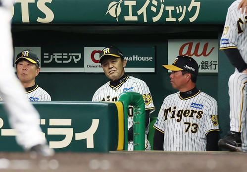 阪神対日本ハム　5回裏阪神2死満塁、近本の中前適時打で二走梅野が生還できず、ベンチで長笑いする岡田監督（中央）（撮影・前田充）
